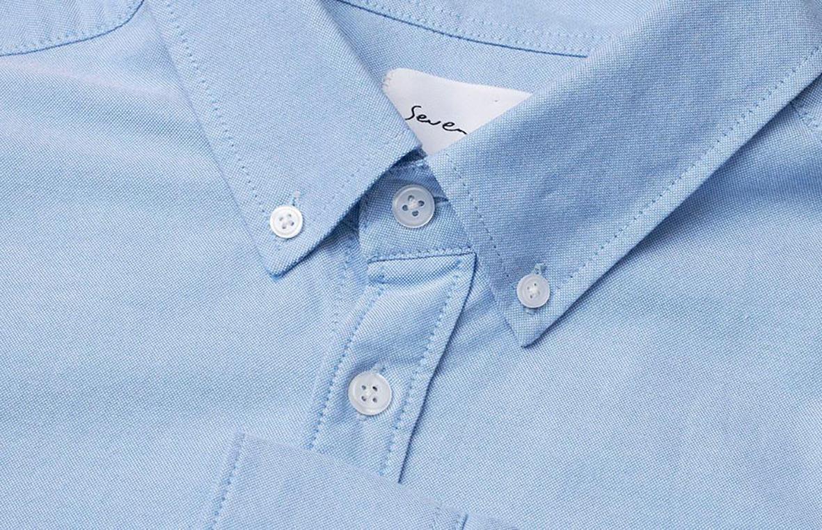 Ljusblå skjorta med button-down krage och knappar