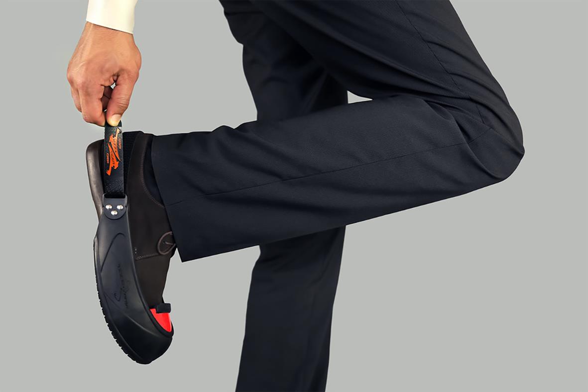 Person som bär en svart/blå skyddshätta Tiger Grip och sträcker ut benet