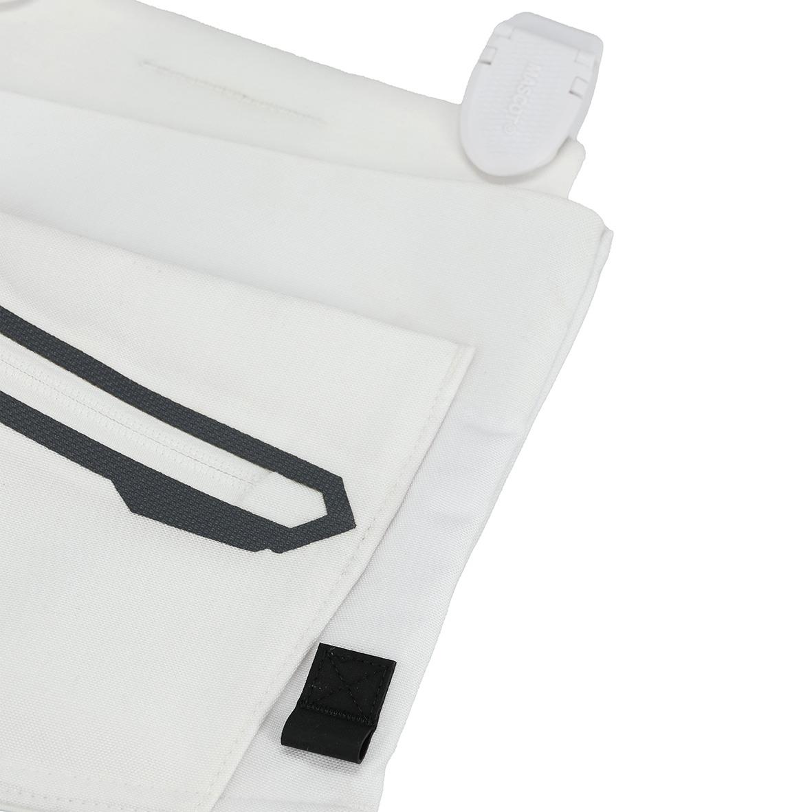 Vit hängficka med dragkedja och svart fäste