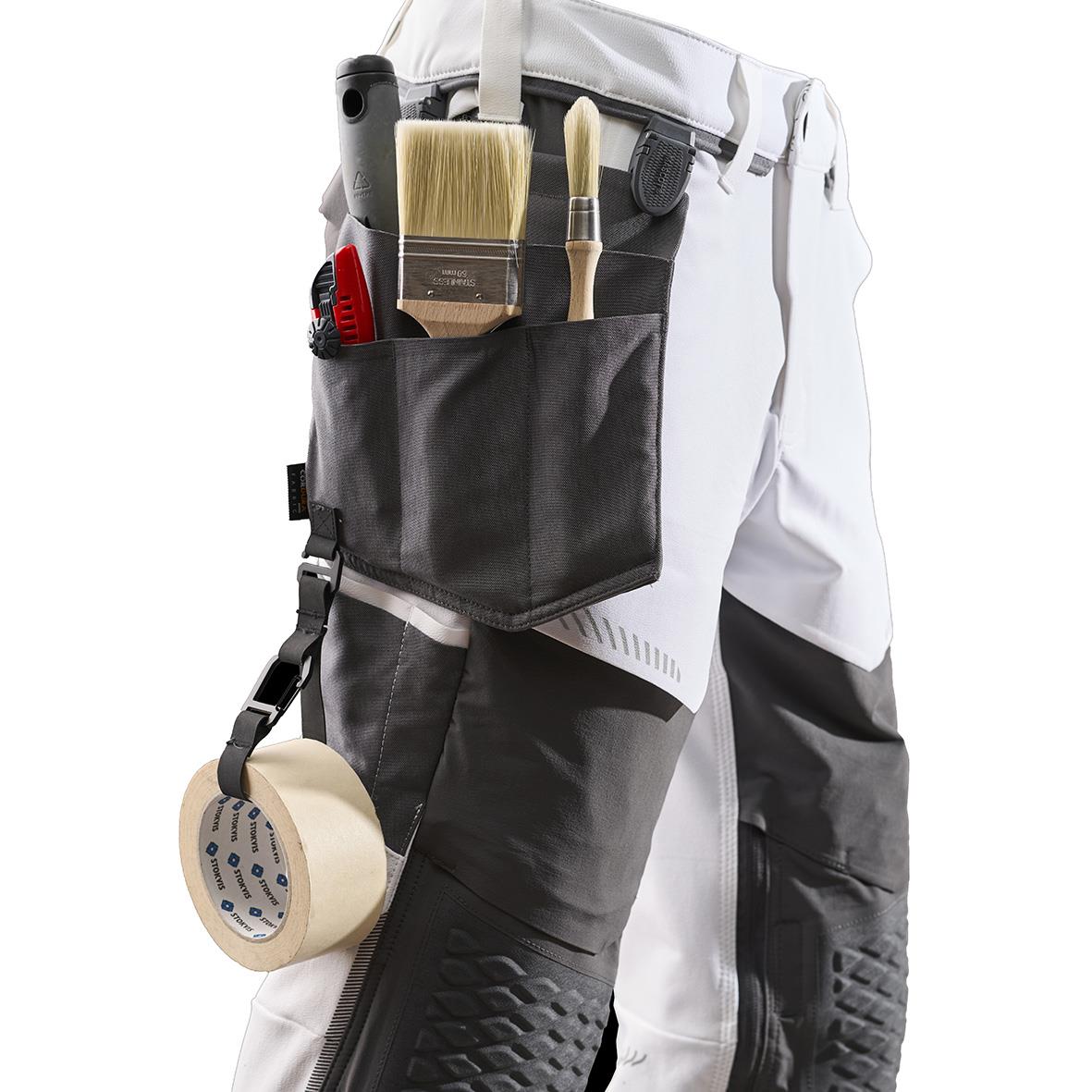 " för verktyg på byxorna, svart och grå, med penslar och tejp"