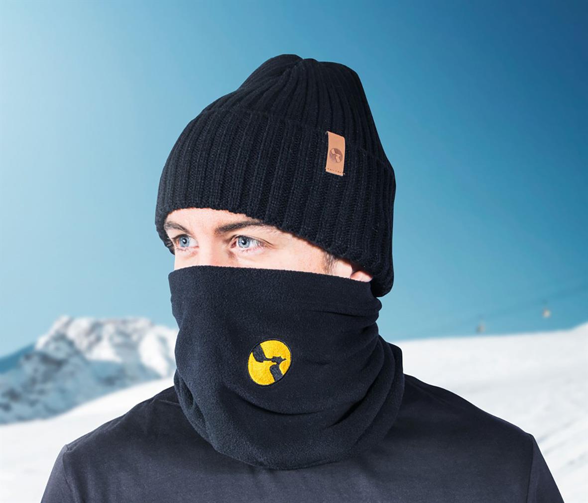 Svart halsvärmare Trend Eagle 285 med mössa och ansiktsmask mot kyla i snölandskap