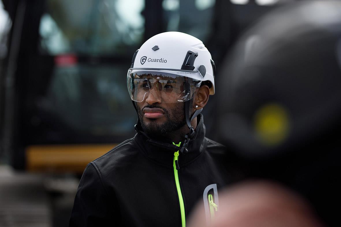 Person bär hjälm och visir från Guardio Theia i en utomhusmiljö