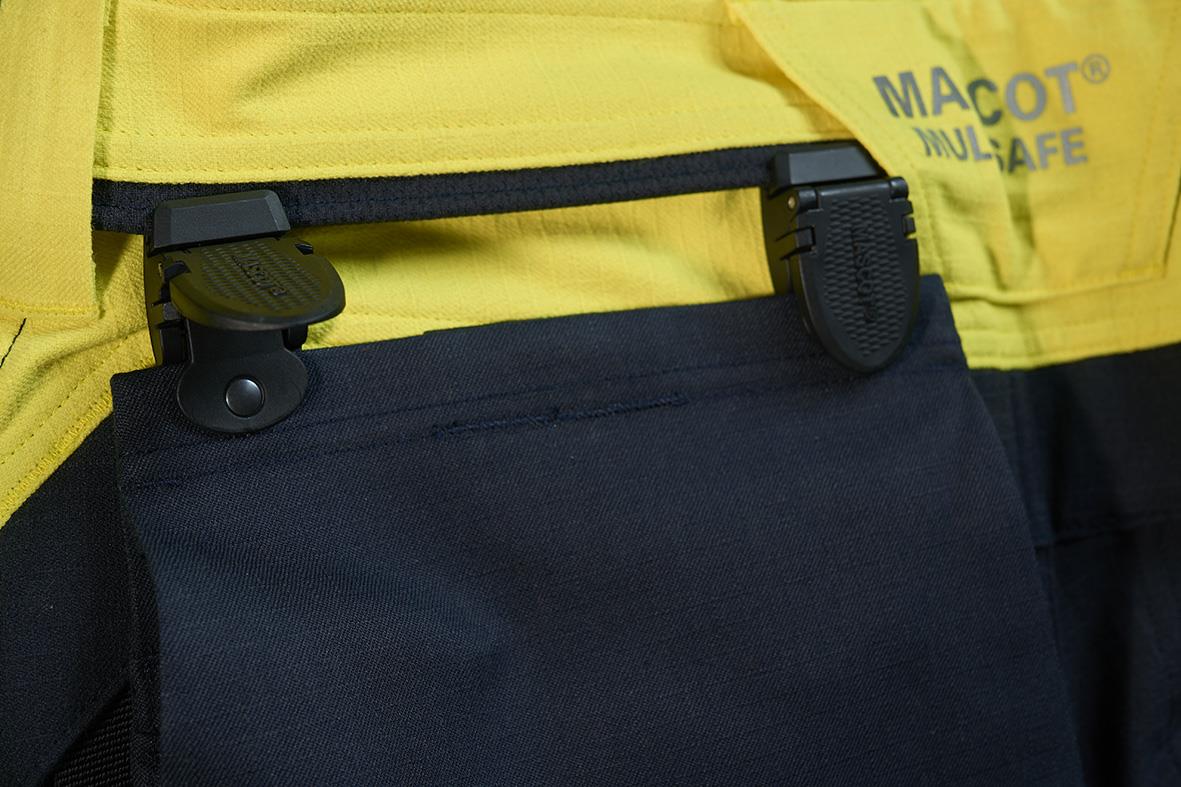 Hängfickor Mascot 24010-281 Multisafe Mörk Marin på person i gul arbetsjacka