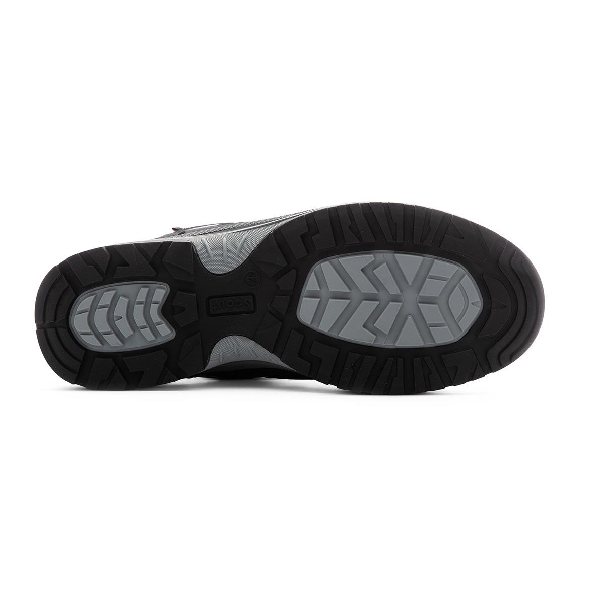 Syntetisk bild av undersidan av en svart och grå sportskor med grovt mönstrad sula