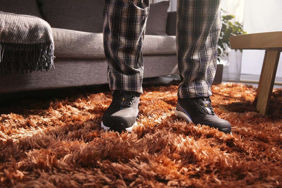 Skyddssko 100650 S3 Paradox E svart stl 37 på en matta i ett vardagsrum