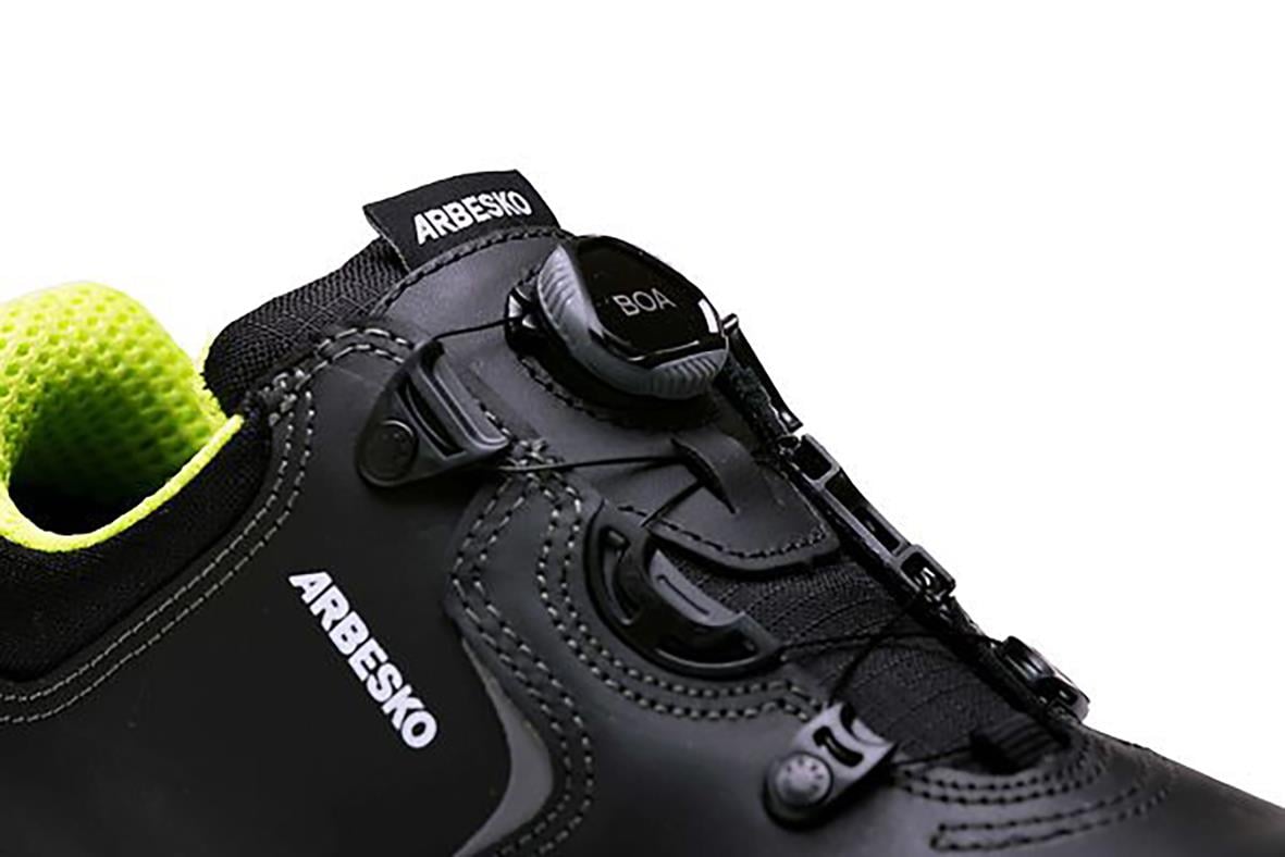 Skyddssko Arbesko 945 i svart med limegröna detaljer och snabblås