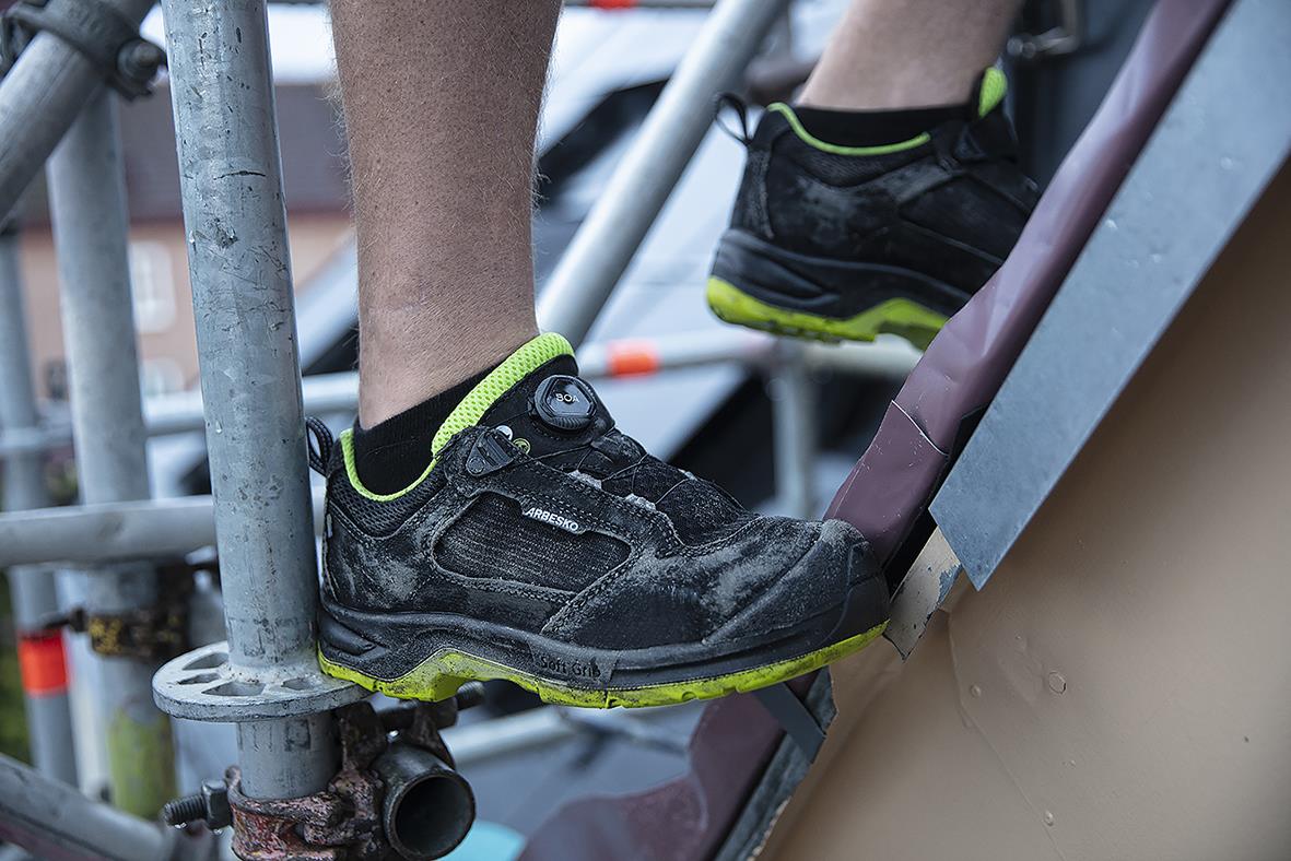 Skyddssko Arbesko 935 på en byggarbetsplats, person står på stege