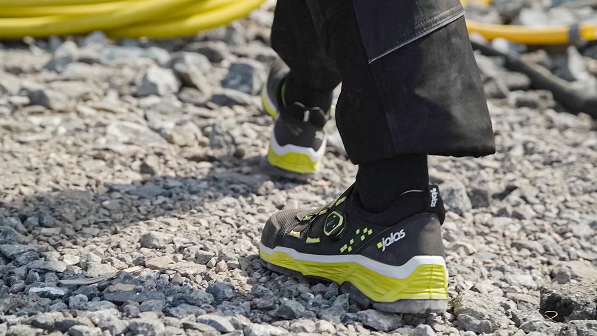 Skyddssko Jalas TIO 2068 i svart och gult på grusig mark