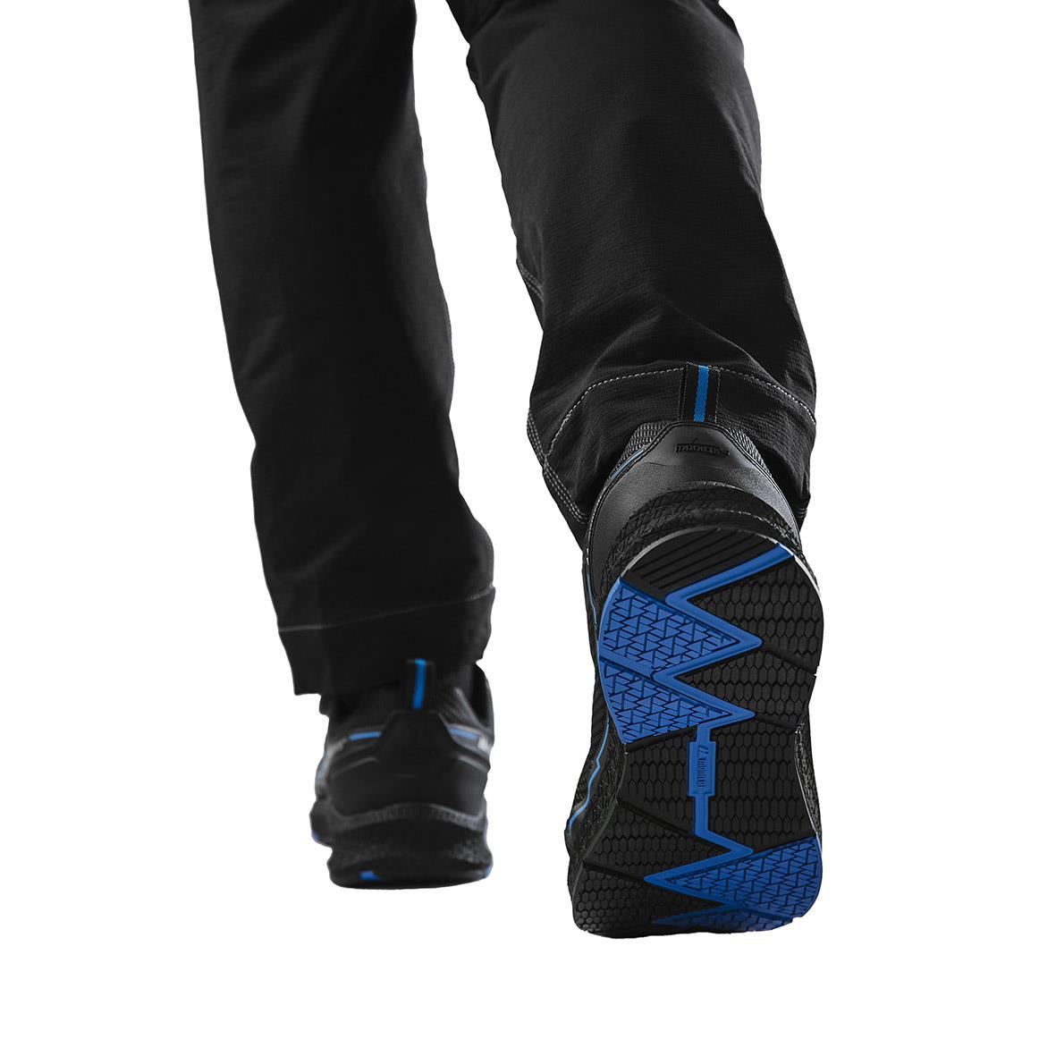 Svarta skyddsskor Monitor Paradox M 1000889 med blå detaljer, sett bakifrån