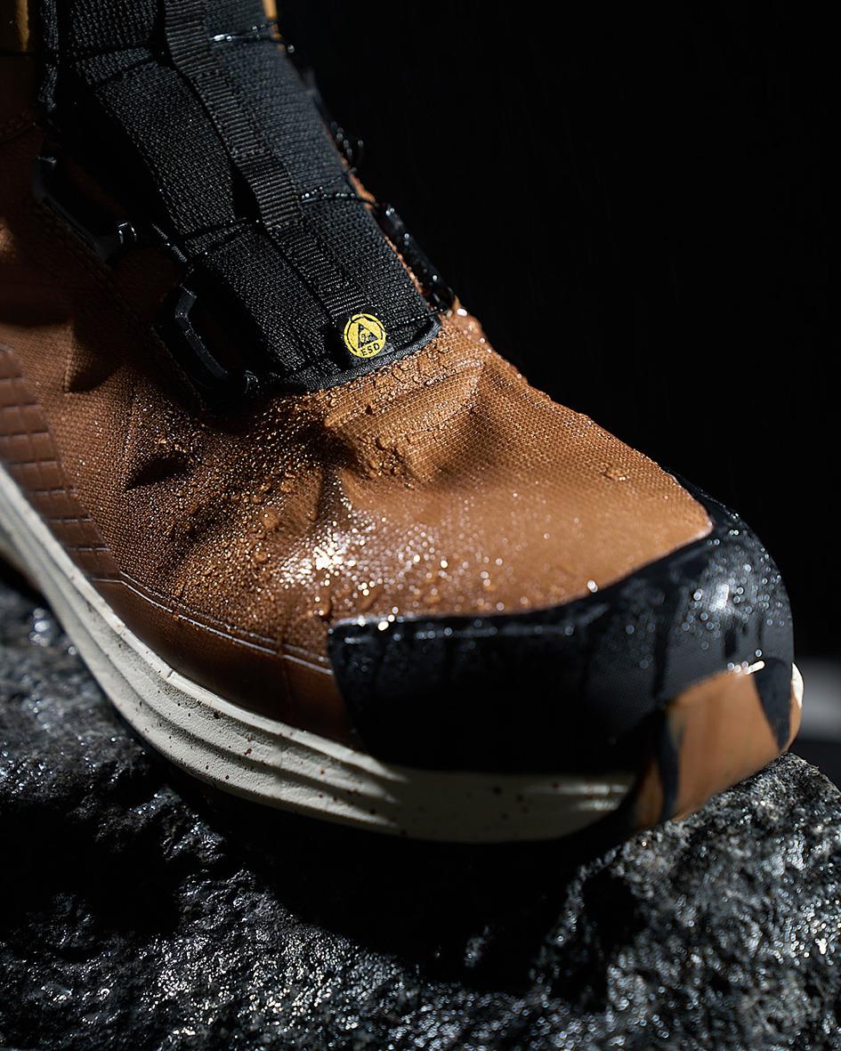 Skyddskänga Mascot F1602-702 Dam Nötbrun 40, vattentät och robust, på våt sten