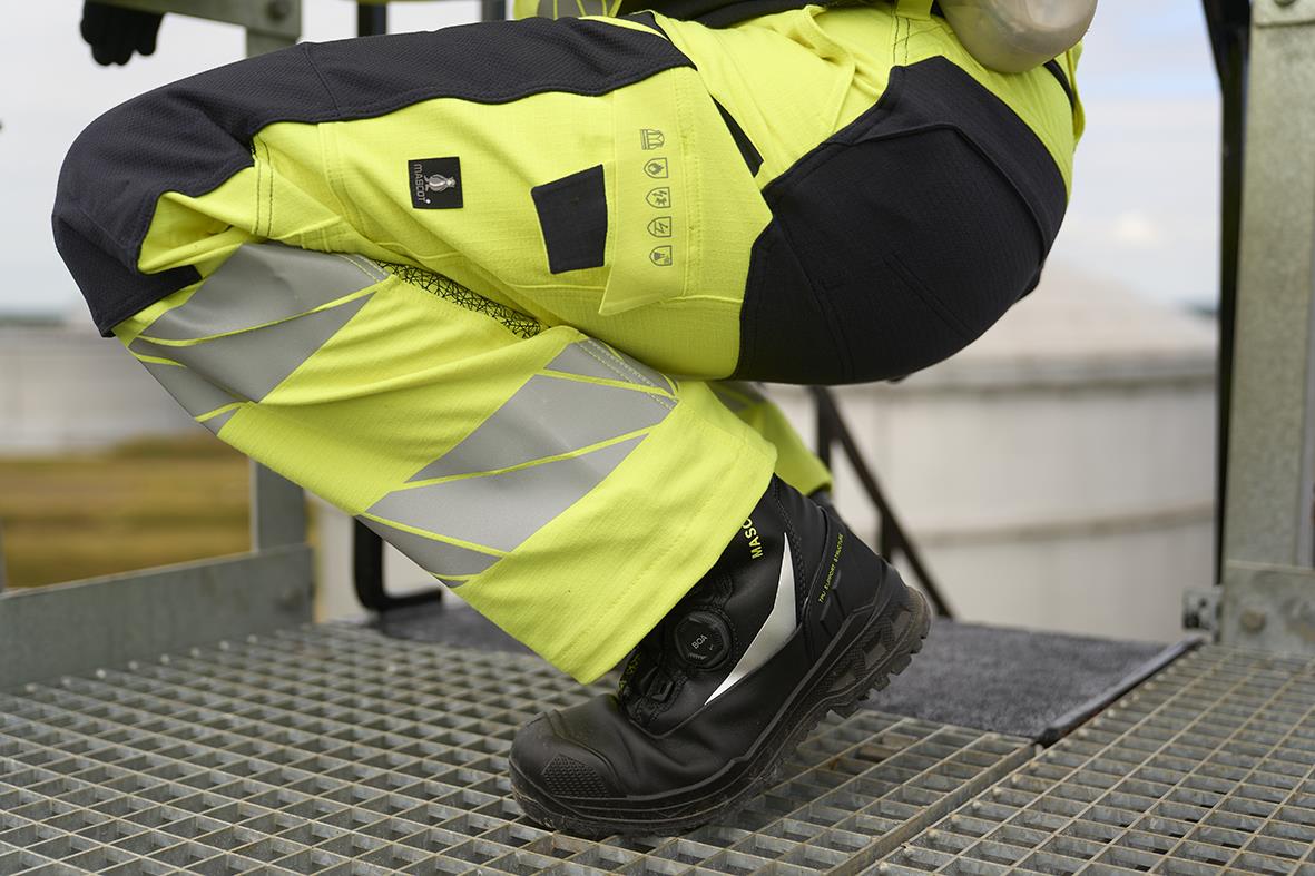 Skyddskänga Mascot F1301 S7S BOA Svart 40 i närbild, visad på en person som står på en metallplattform