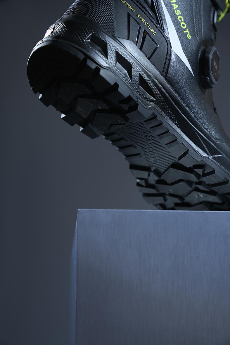 Svart skyddskänga Mascot F1301 S7S BOA i luften, visar sulan och tåskyddet