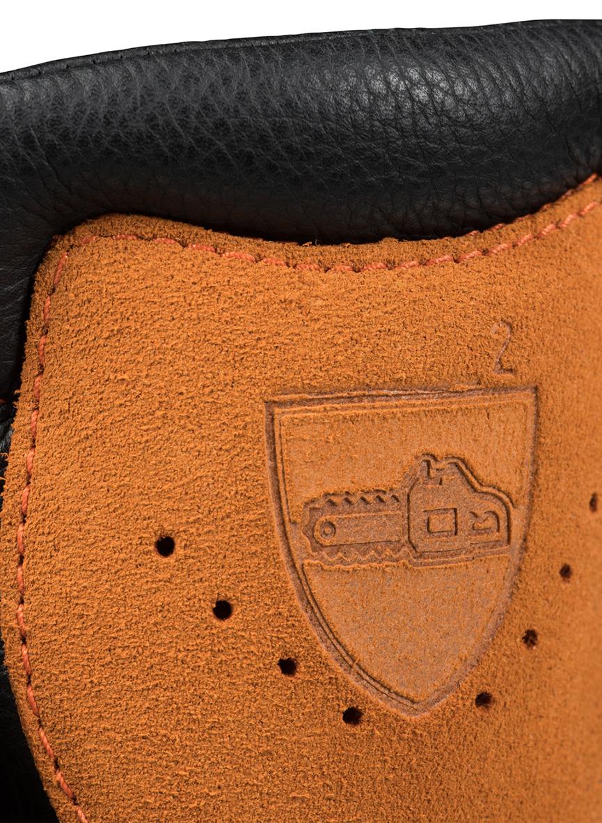 Närbild av en sågskyddskänga Jalas 1988 GTX 40 med skyddssymbol och orange innersula