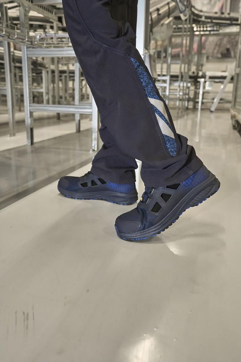 Skyddssandal Mascot F1504-909 mörk marin och azurblå, storlek 37, på person i industrimiljö