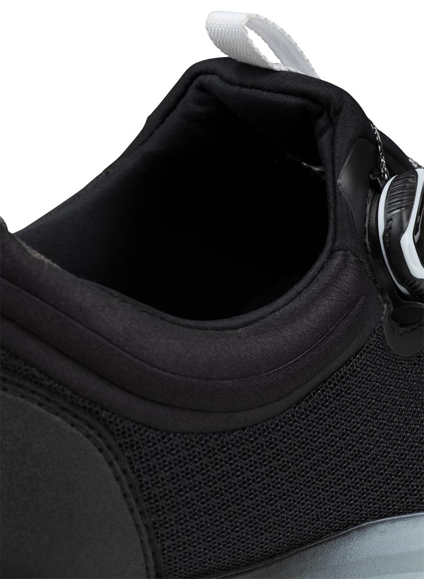 Svart Jalas Boa Fit arbetsko med snörning och hörlursfäste