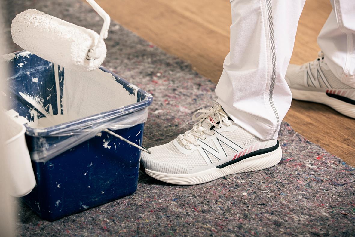 Person som målar golv med vit yrkessko Mascot F1005-906