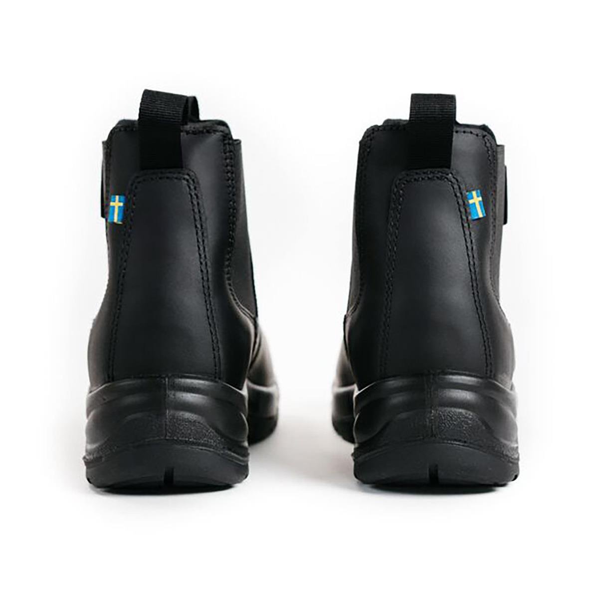 Svarta yrkesskor Arbesko 1527 Chelsea Pro med svensk flagga bakifrån