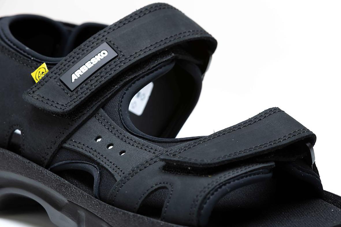 Svart sandal Arbesko 1397 med justerbar rem och öppen tå för komfort och ventilation