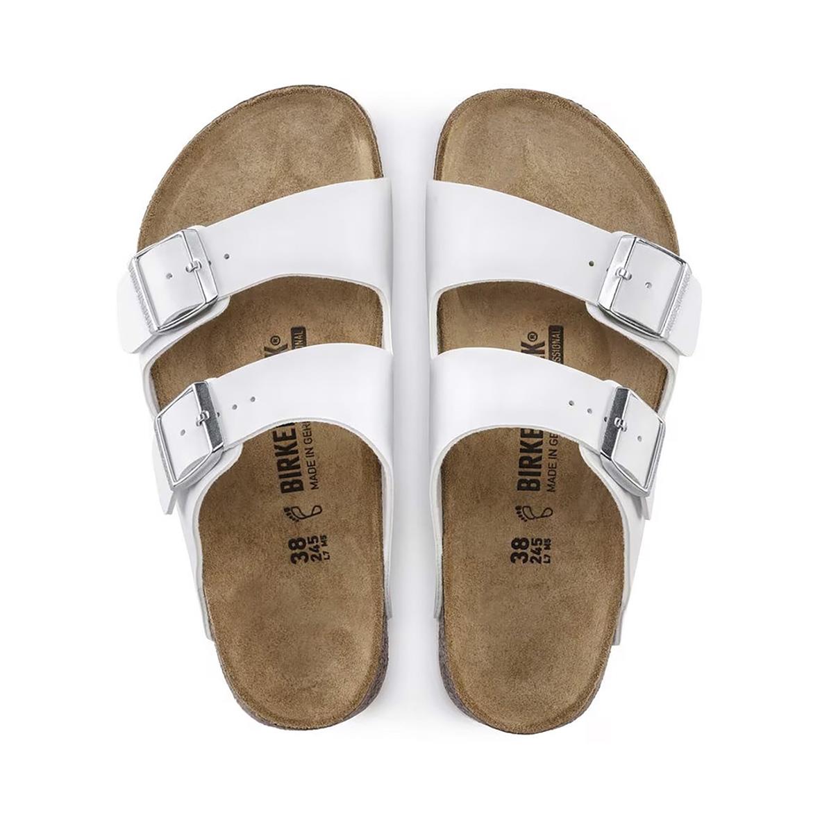 Vit Birkenstock Arizona sandal med två justerbara remmar och korksula i storlek 40