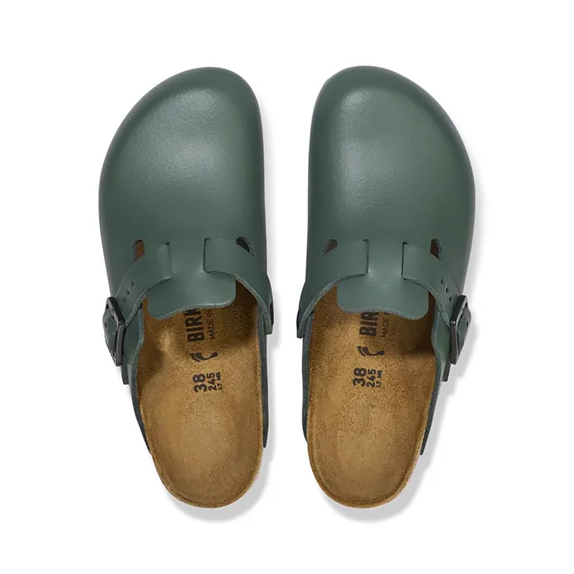 Gröna Birkenstock Boston sandaler med justerbar rem och mjukt inlägg för komfort