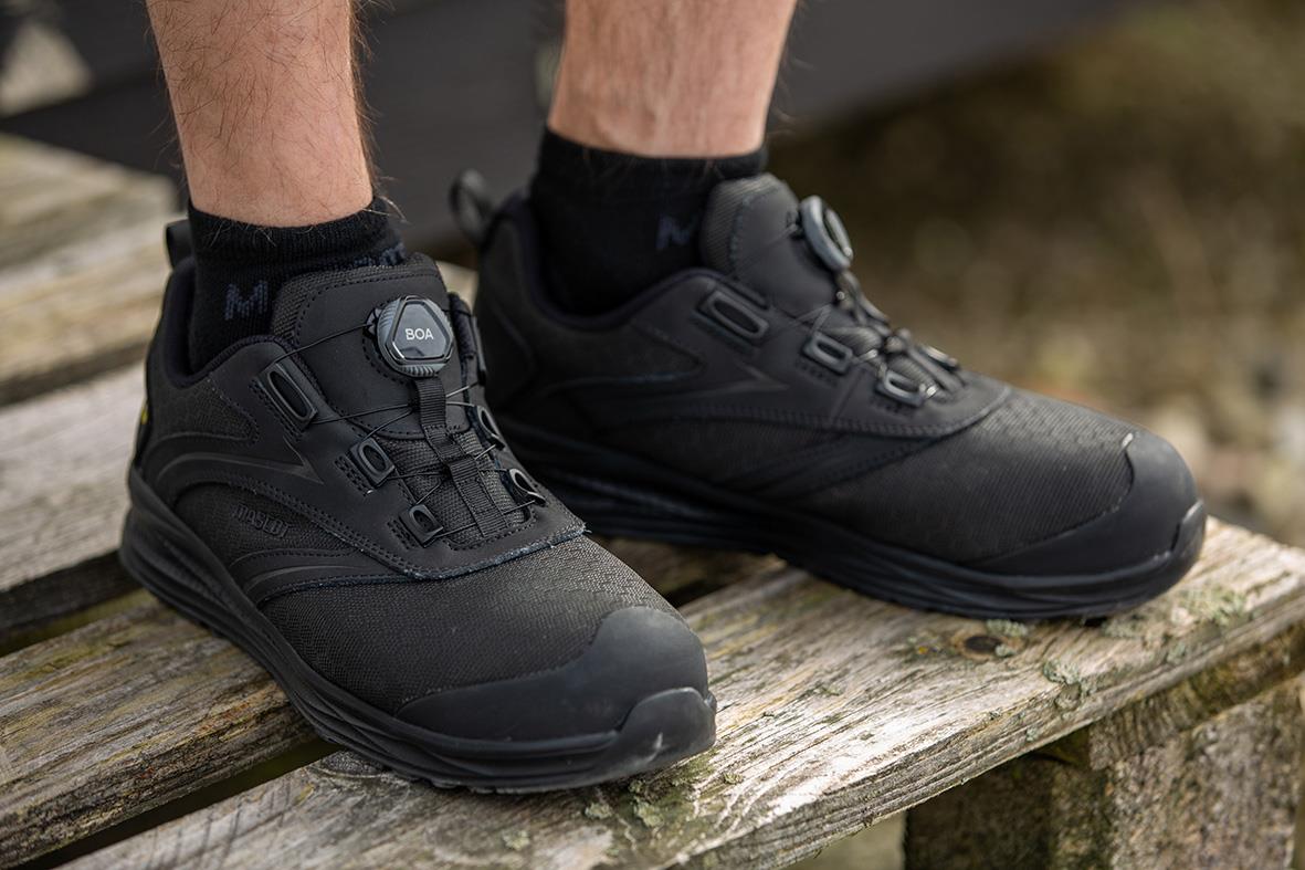 Svarta sportskor på träbänk, storlek 39-43