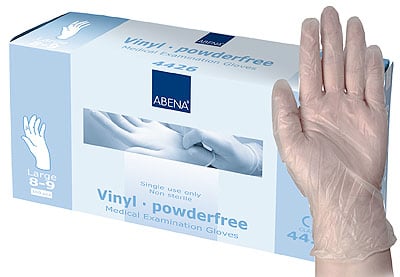 Engångshandske Abena Vinyl puderfri L, en hand med handsk på, förpackning i bakgrunden