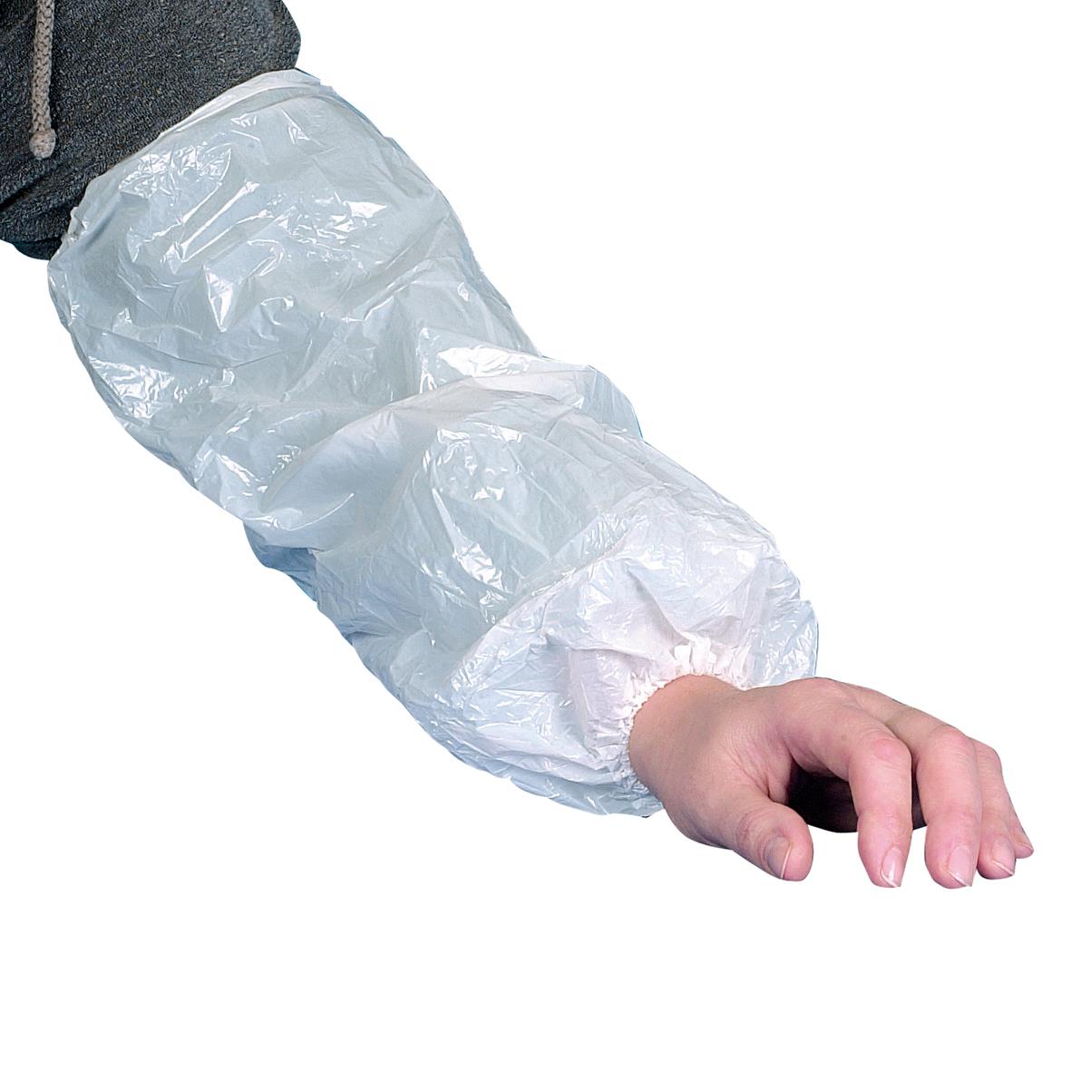 Person i skyddshandskar och skyddsoverall med utsträckt arm