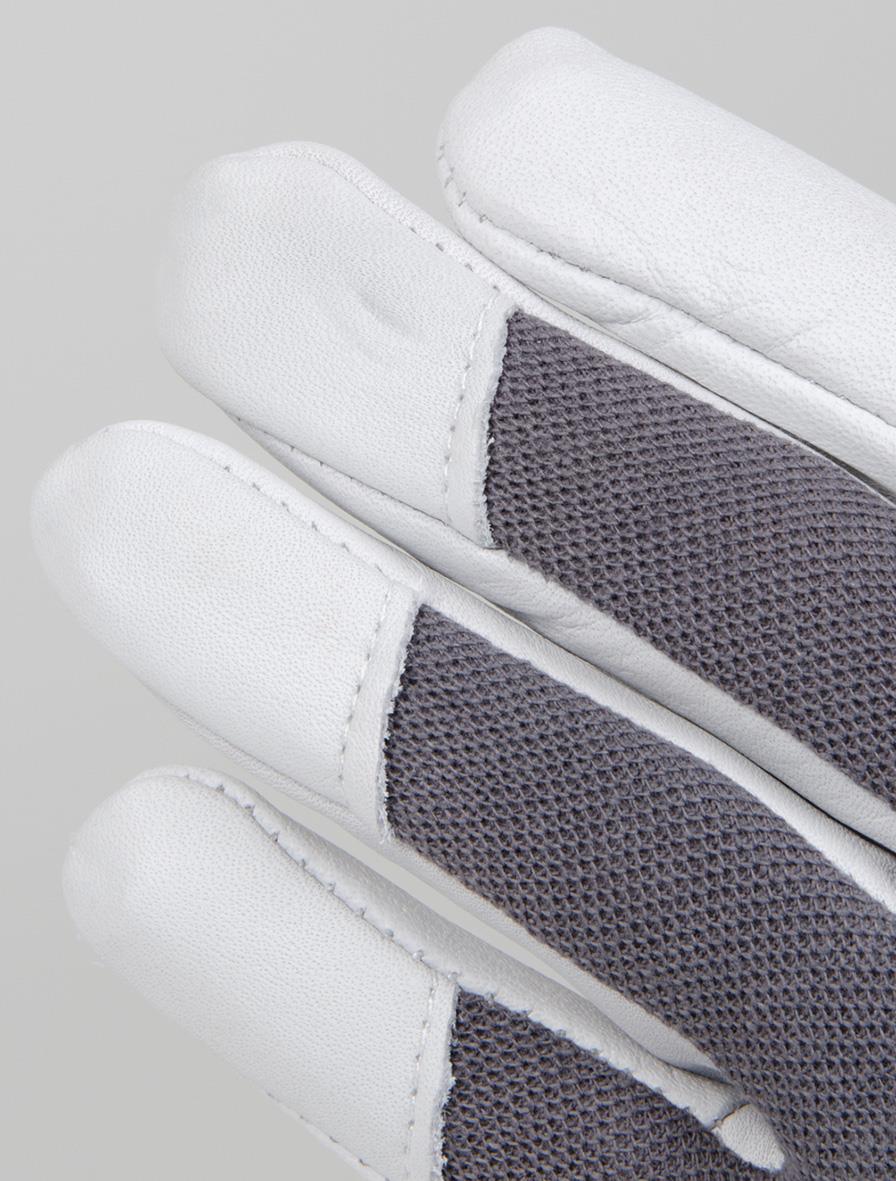 Vit läderhandske med svart mesh på insidan