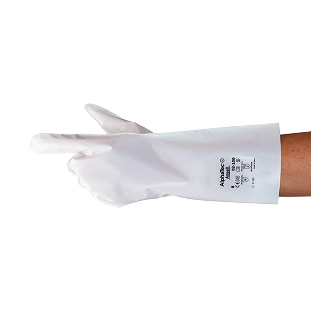 Vit kemskyddshandske AlphaTec Barrier 02-100 på en hand