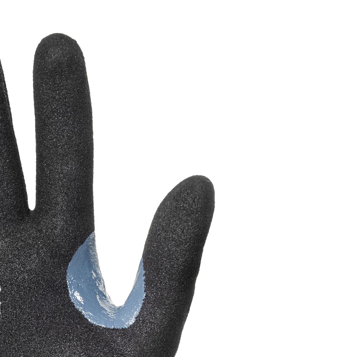 Skärskyddshandske Tegera 8812 Infinity 8 visar en svart handske med skyddande beläggning på insidan av pekfingret