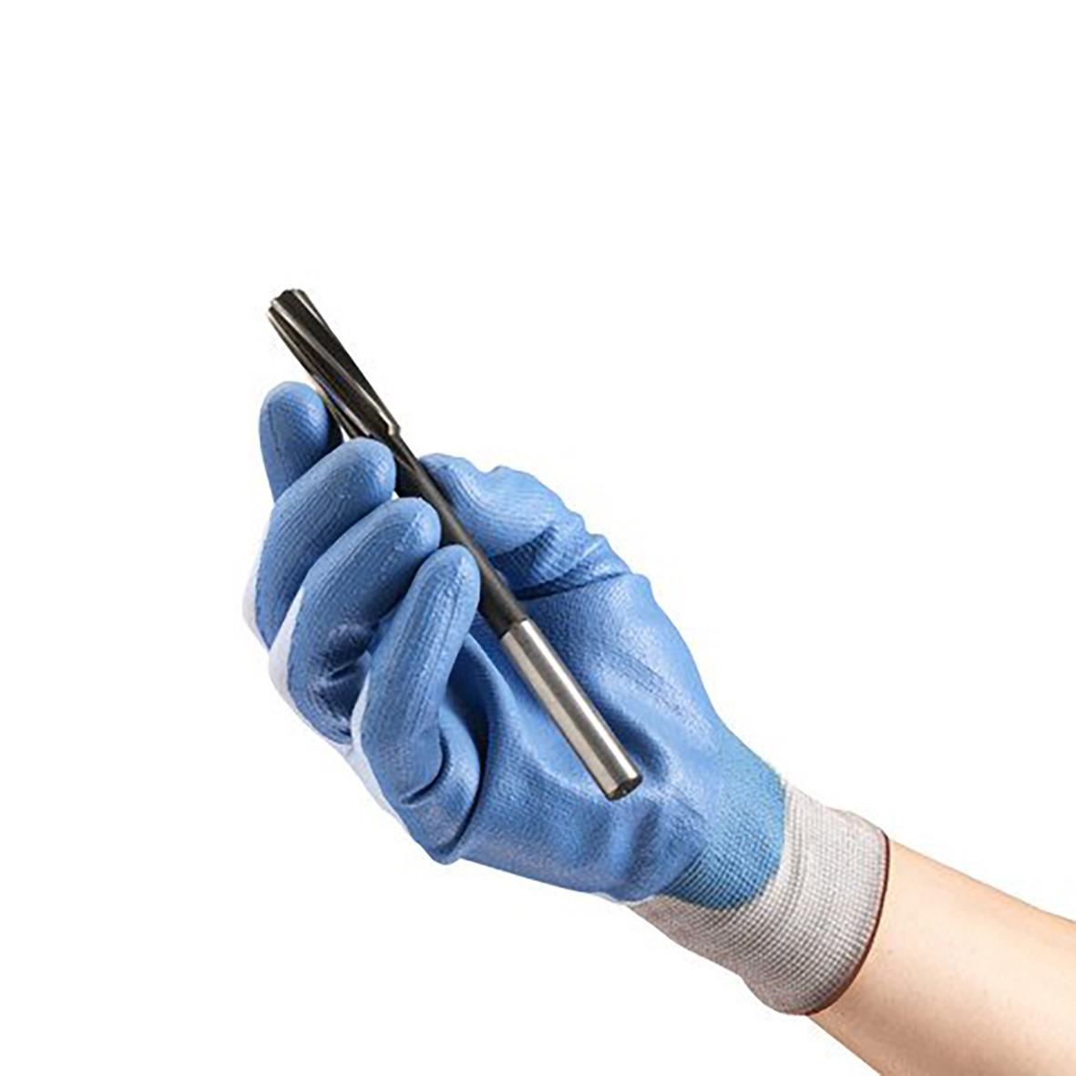 Skärskyddshandske Ansell HyFlex 11-518 6 hålls i hand med blå skyddshandske och verktyg