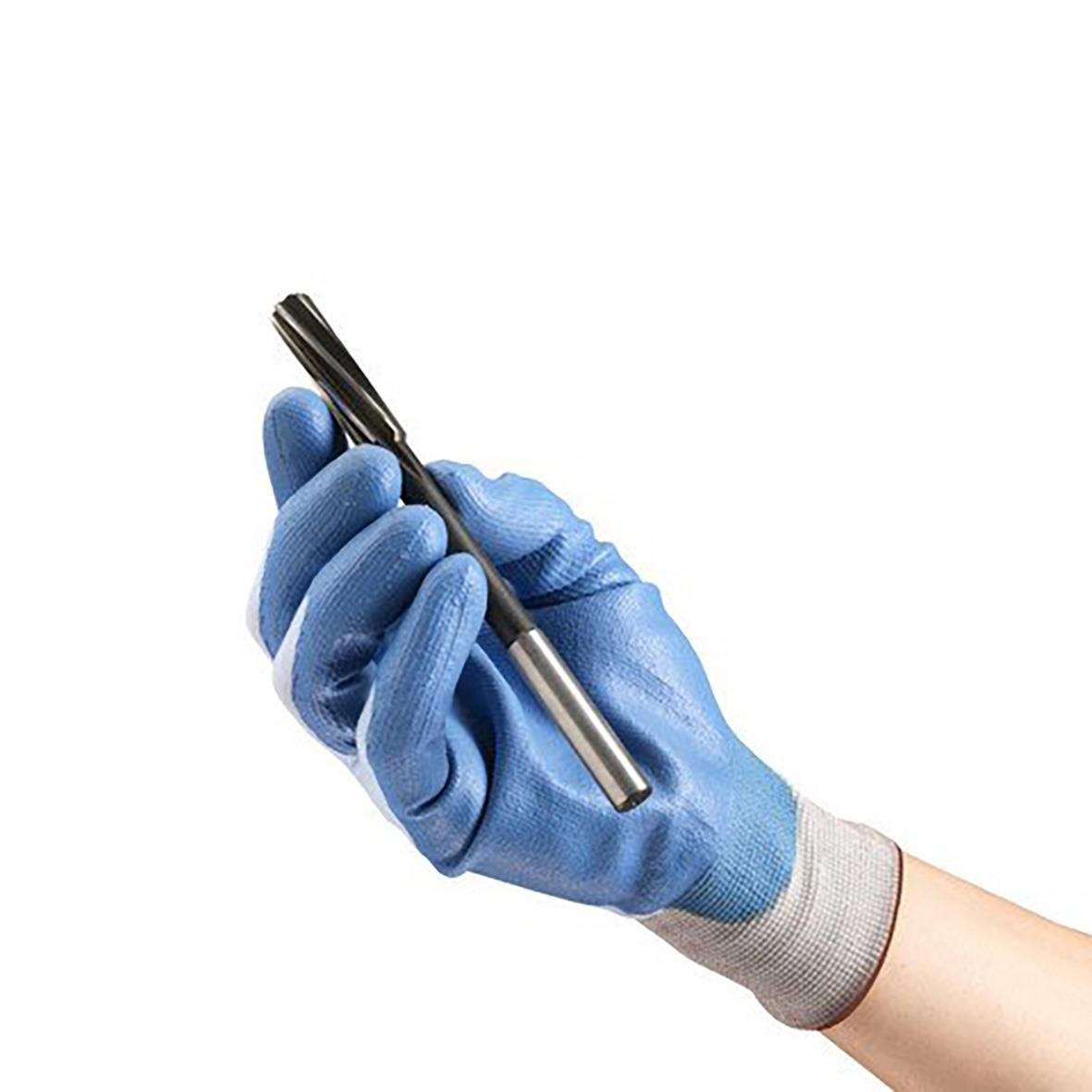 Skärskyddshandske Ansell HyFlex 11-518 i blått, hålls i hand med en penna