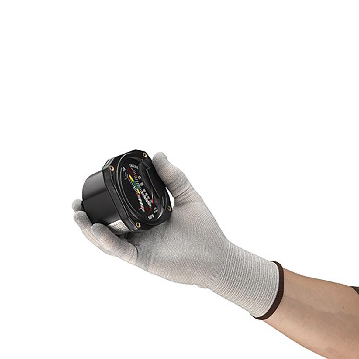 Hand i skyddshandske som håller en kompass