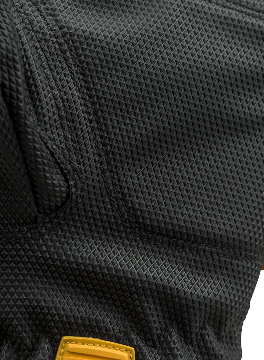 Närbild av svart vinterhandske Tegera 9137 med textur och detalj i tyg