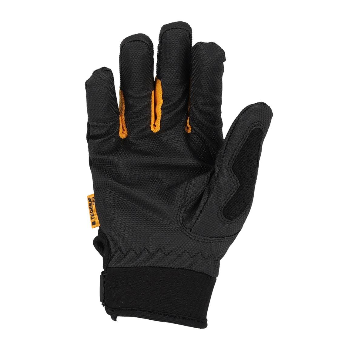 Svart vinterhandske Tegera 9133 med orange detaljer och vadderad design