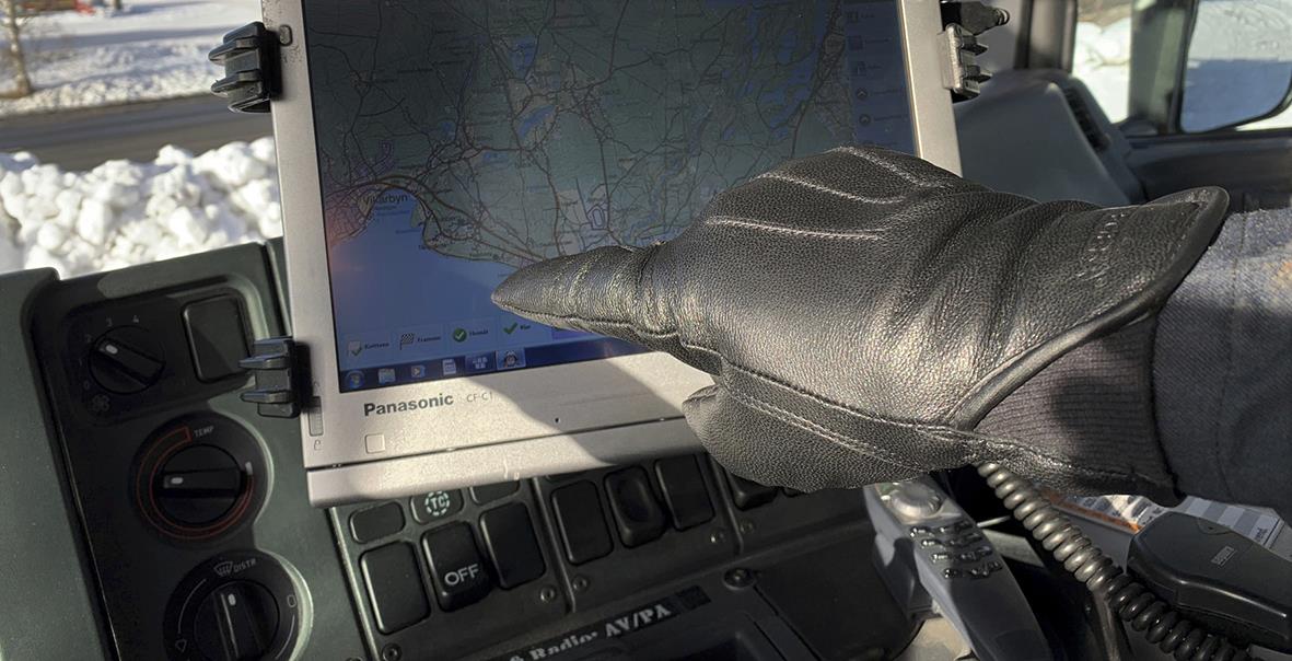 Svart skinnhandske Tegera 8151 används för att navigera med GPS i fordon