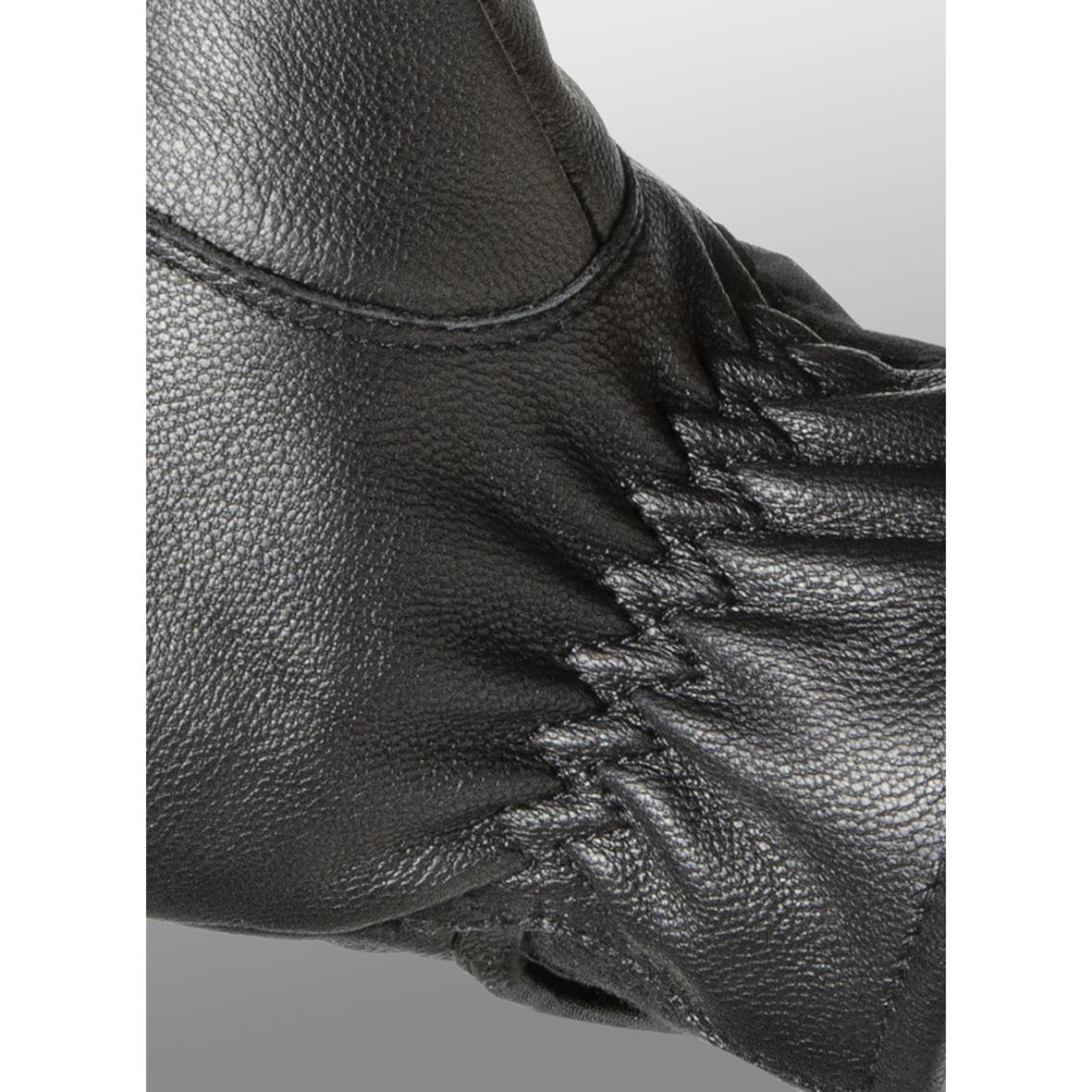 Svart skinnhandske Tegera 8151 med elastisk mudd, nära bild