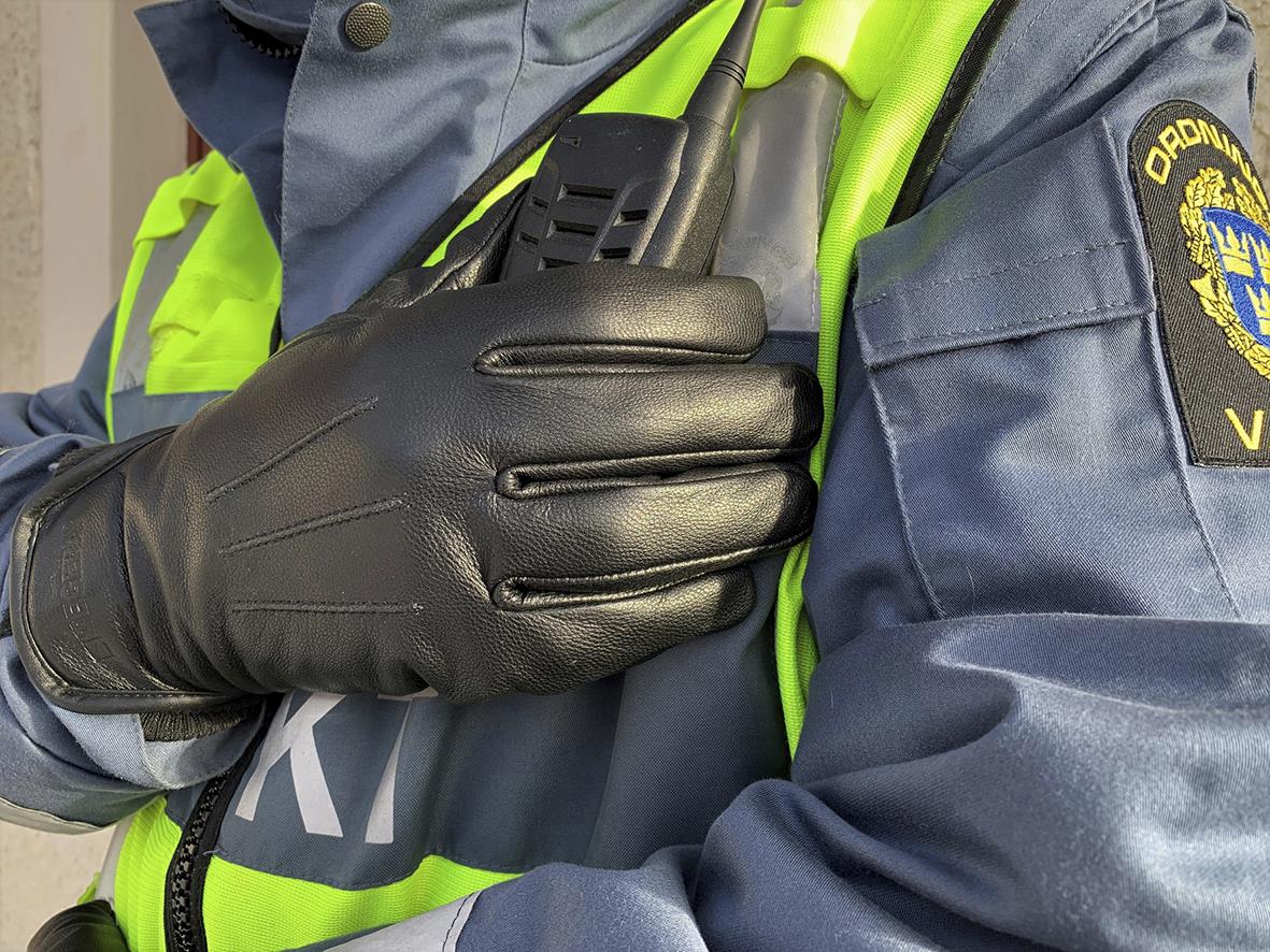 Svart skinnhandske Tegera 8151 på en person i arbetskläder