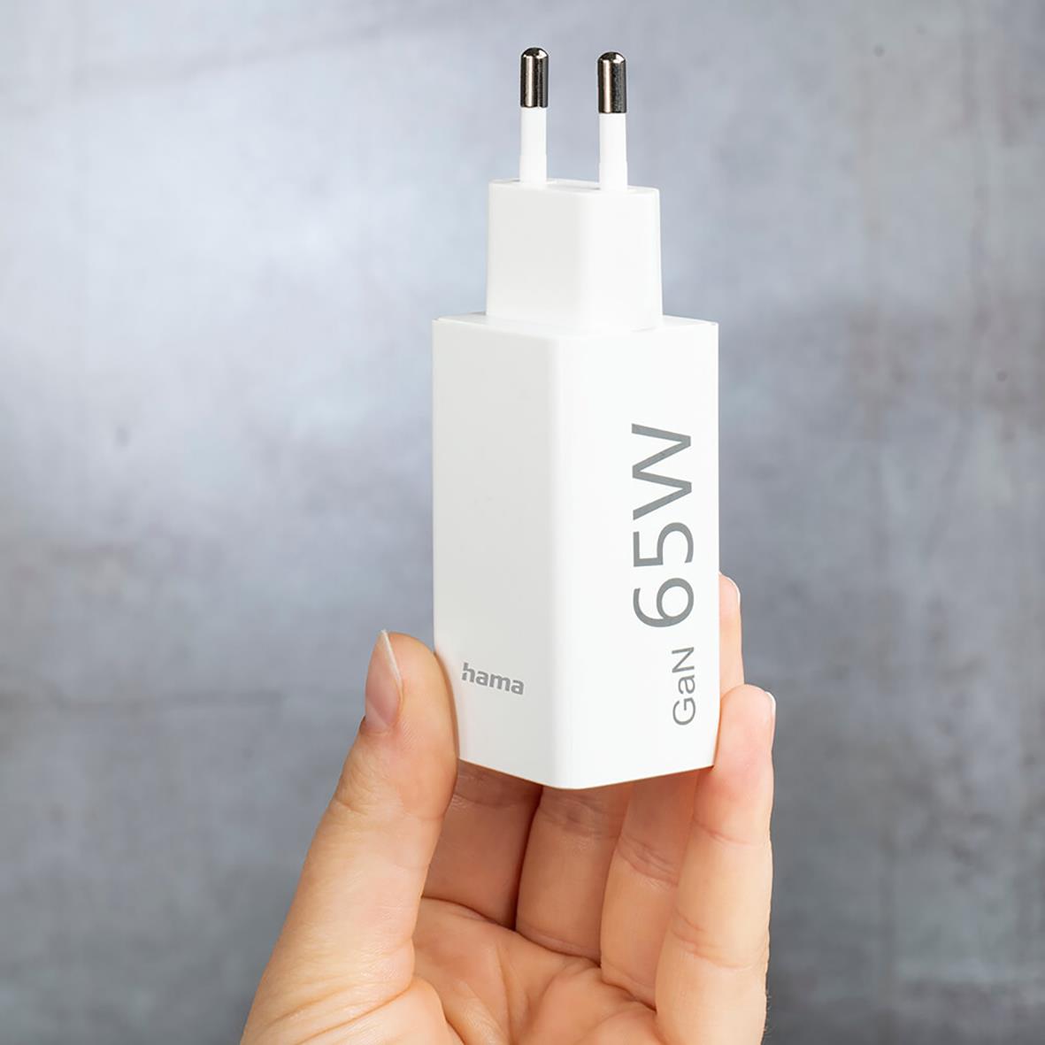 Väggladdare Hama GaN PD 65W med USB-C och USB-A-port, vit och kompakt