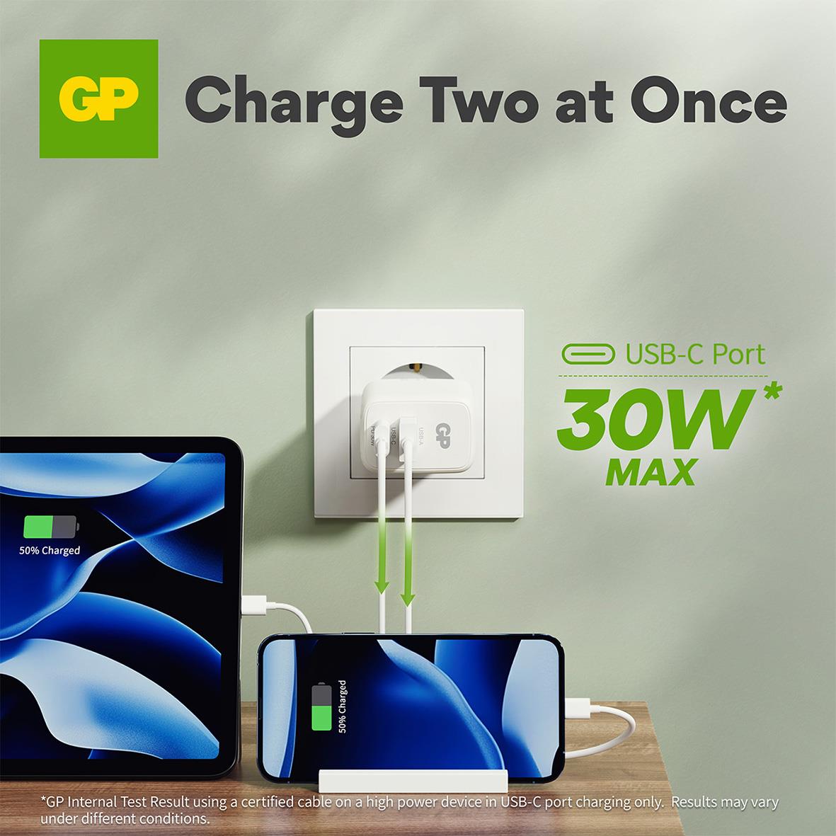 Väggladdare GP WM2E PD 30W med 2 USB-C och 1 USB-A-port, laddar två enheter samtidigt