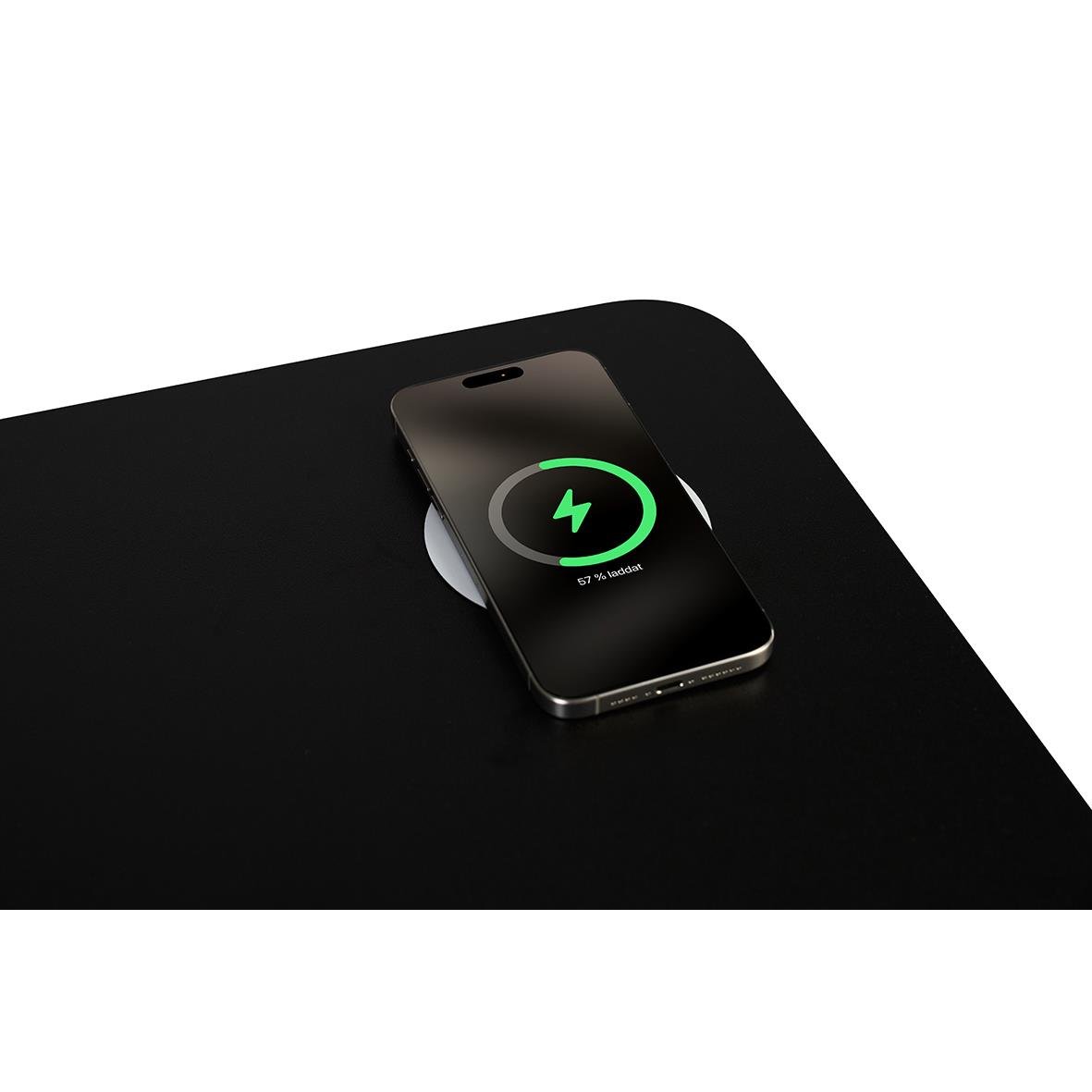 Mobil laddare Sun-Flex UltraCharge laddar en smartphone trådlöst på en svart yta