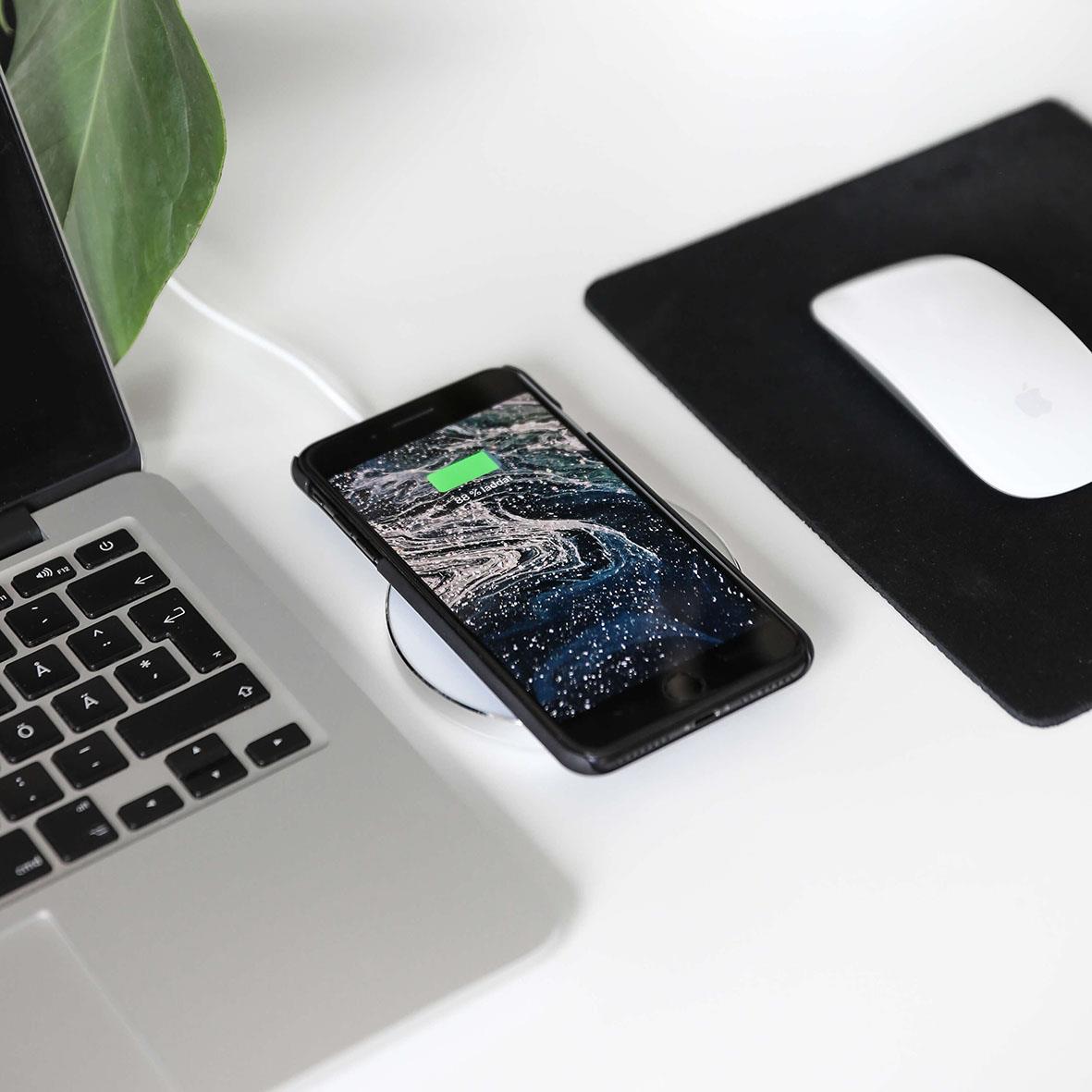 Trådlös mobilladdare Gear Qi 220V 5W 1A laddar smartphone på skrivbord