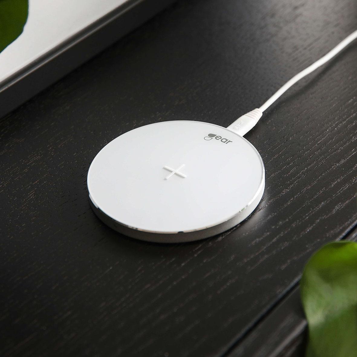 Trådlös mobilladdare Gear Qi 220V 5W 1A på svart bord