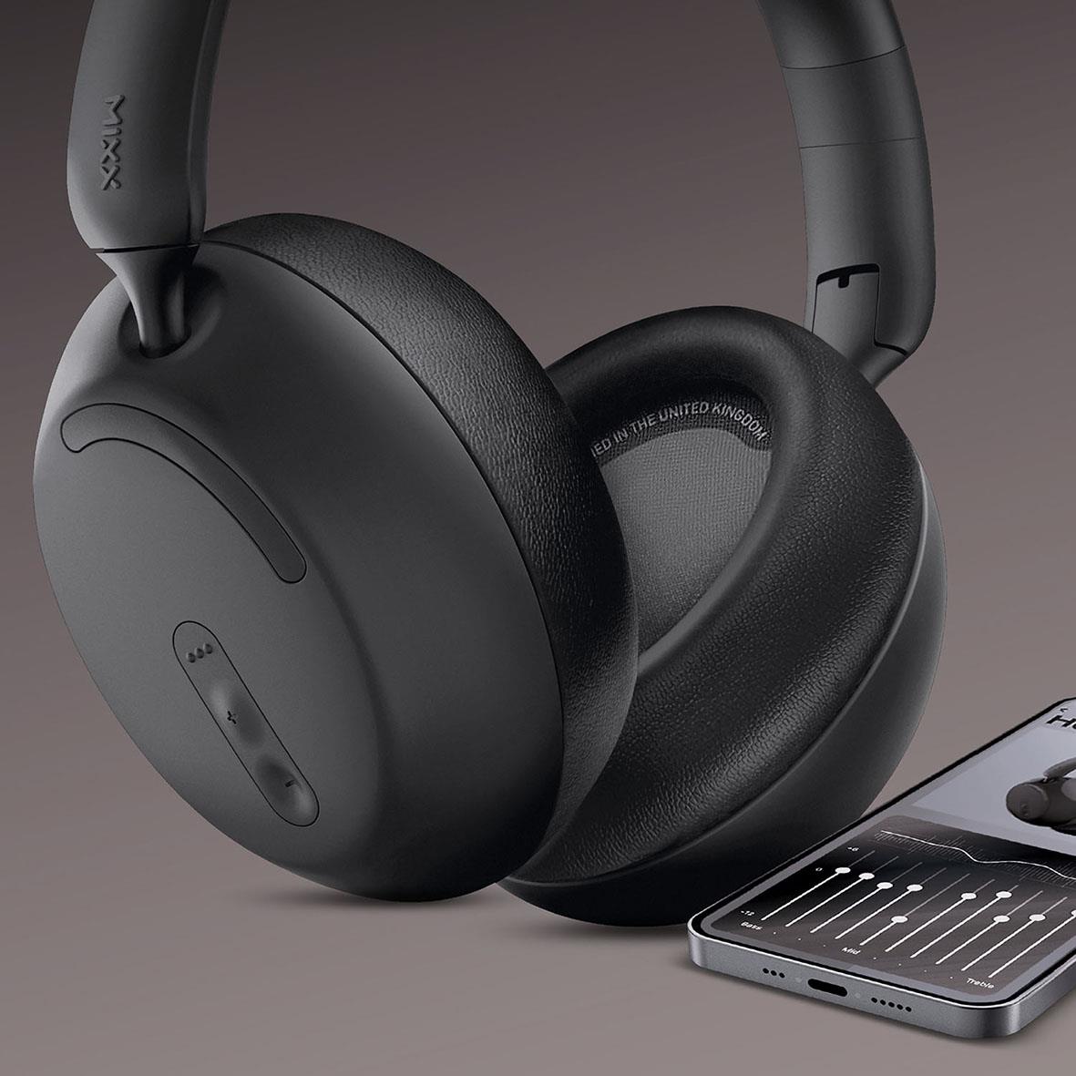 Svarta trådlösa Mixx Over-Ear hörlurar med kontrollknappar och anslutningskabel