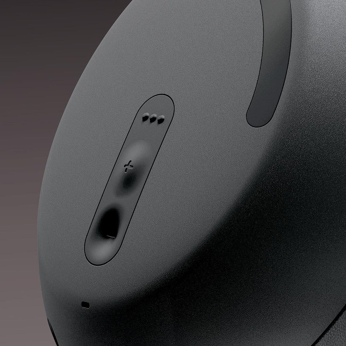 Närbild av svarta Mixx Over-Ear trådlösa hörlurar med kontrollknappar och anslutningsport