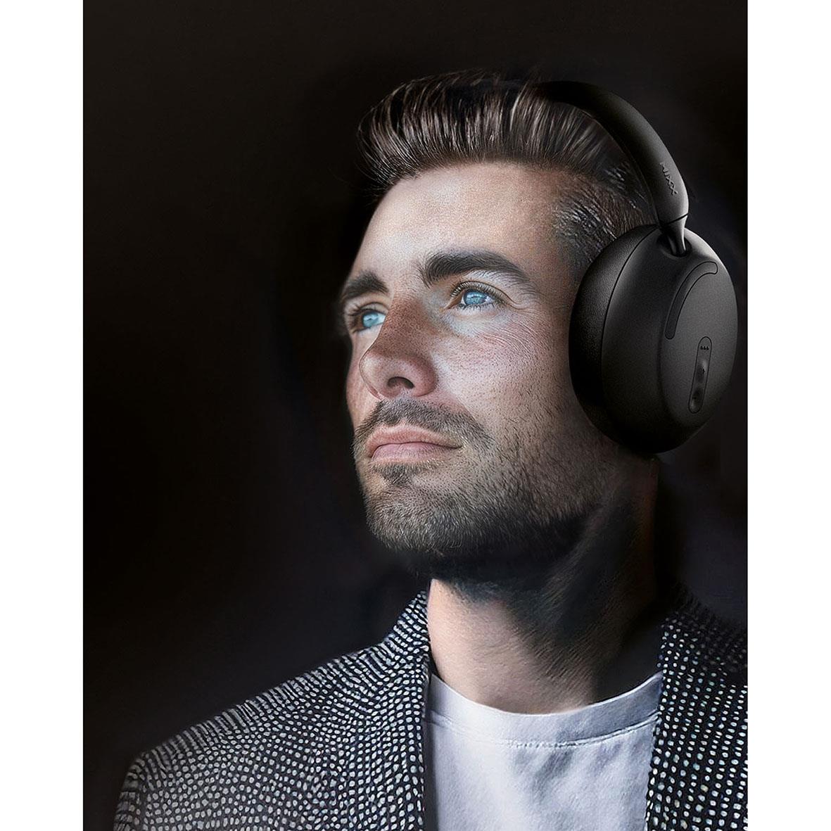 Man bär svarta trådlösa over-ear hörlurar StreamQ D2