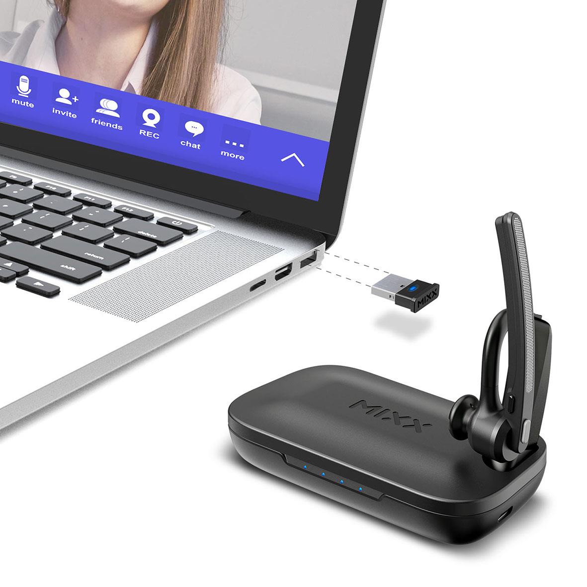 Headset Mixx Mono B10c med laddningsfodral och dongel kopplat till laptop för Teams