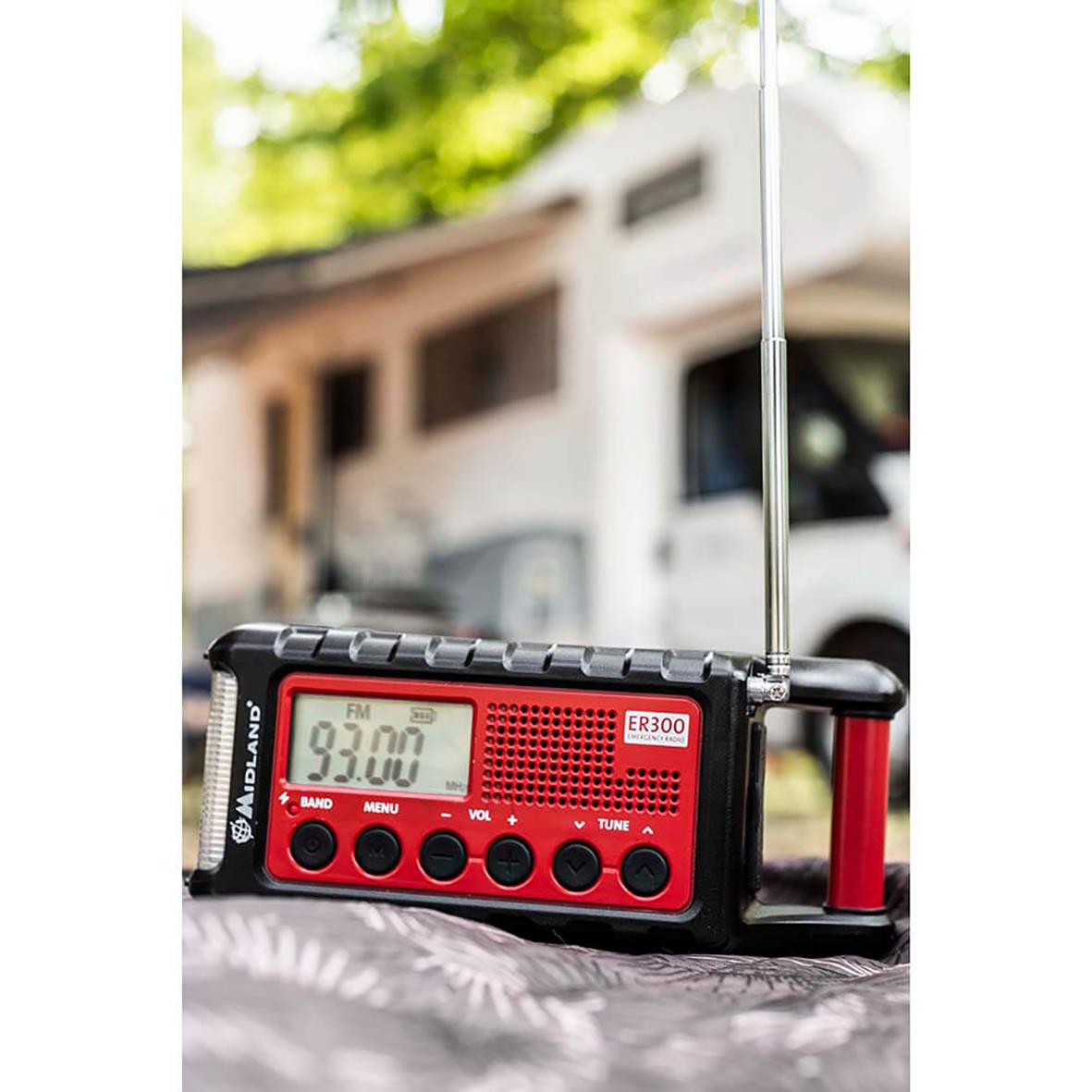 Nödradio Midland ER300 med ficklampa och powerbank, röd och svart, utomhusmiljö