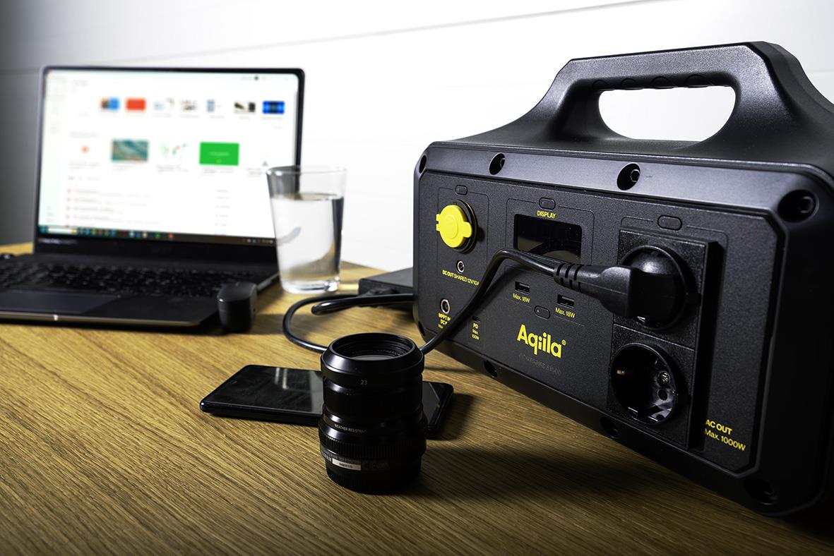 Powerstation Aqiila Powerbird S1000 768Wh / 1000W kopplas till laptop och andra enheter på ett skrivbord