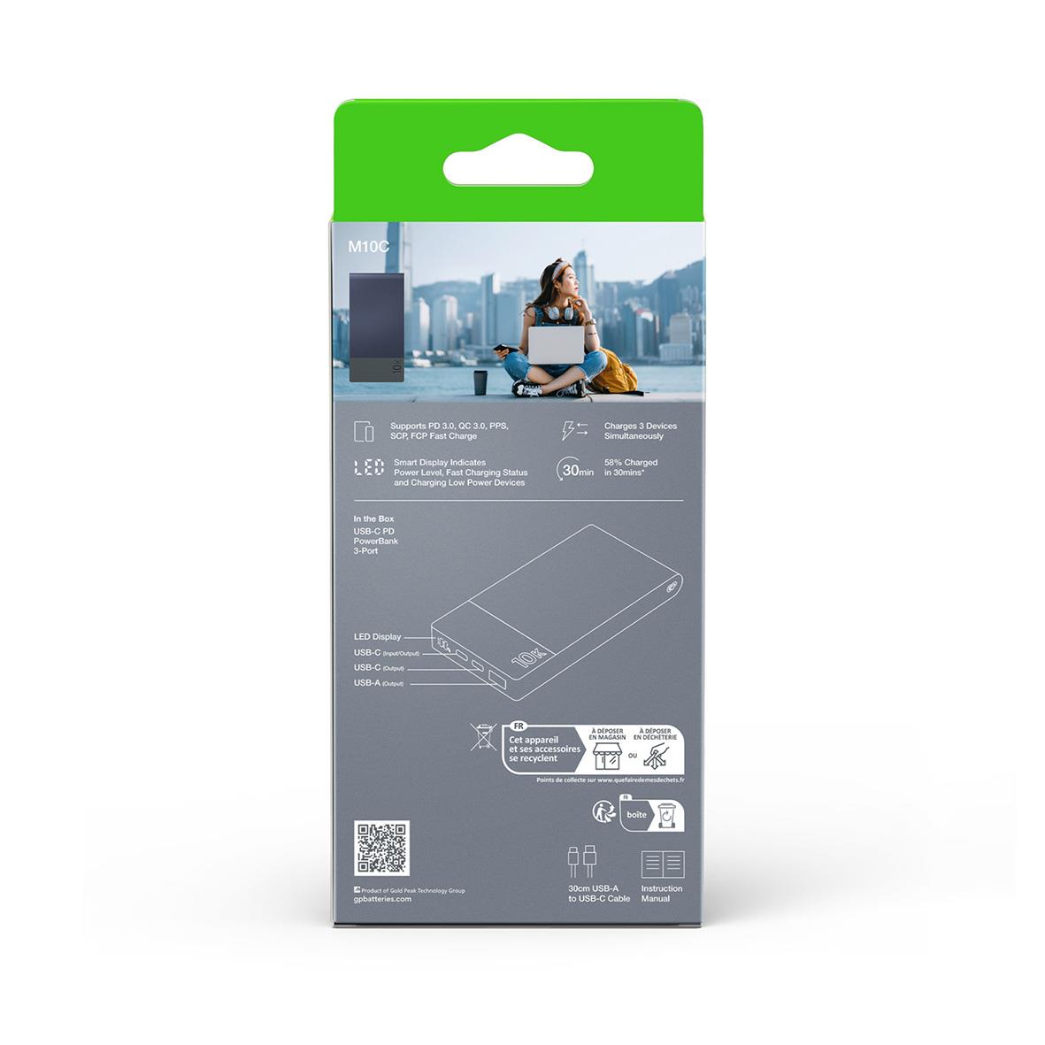 Blå powerbank GP M2+ 10000mAh i förpackning med stadssilhuett i bakgrunden